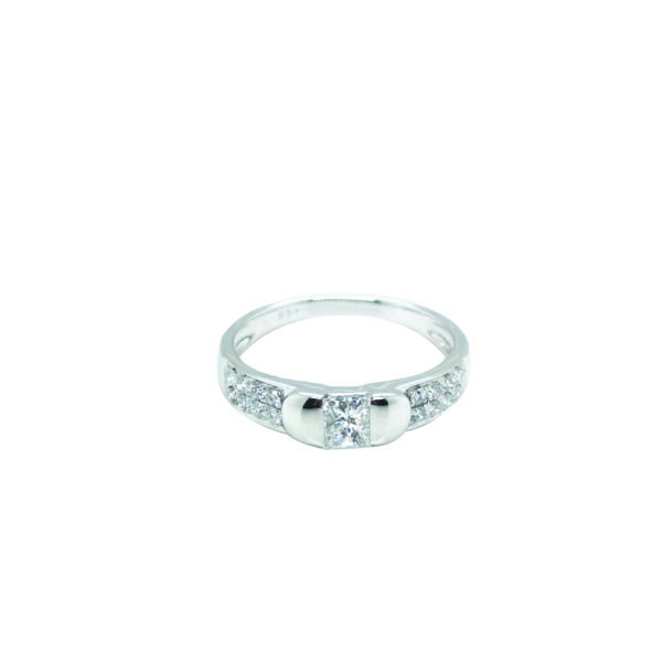 18K White Gold Diamond Ring