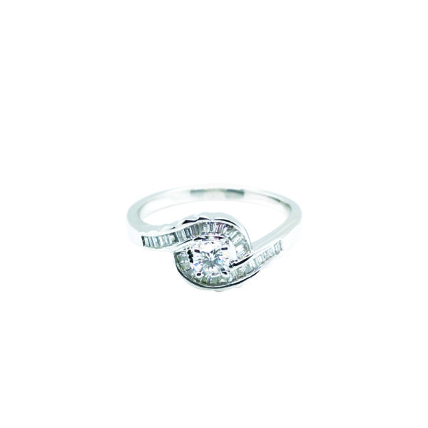 18K White Gold Diamond Ring