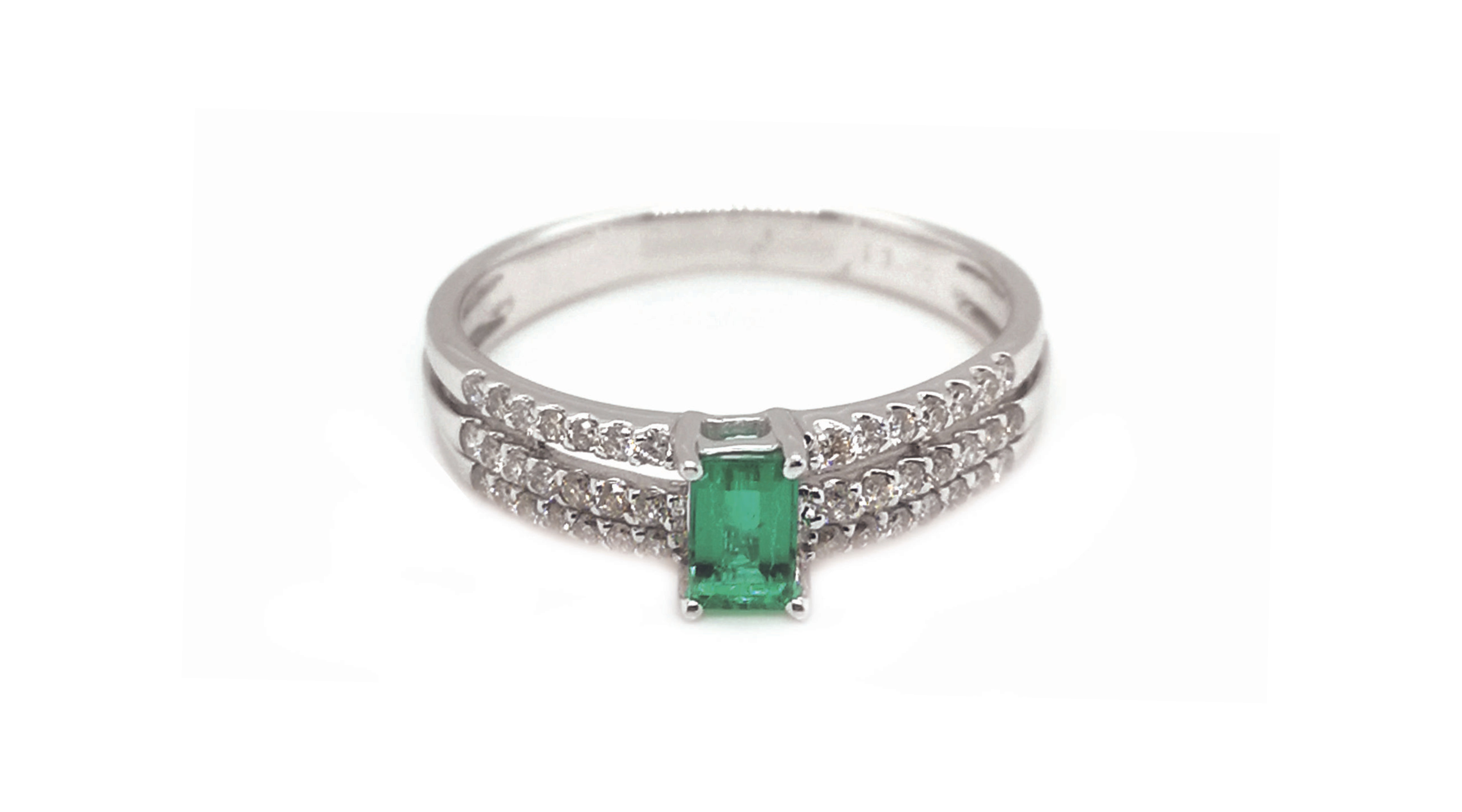 18K White Gold Diamond Emerald Ring