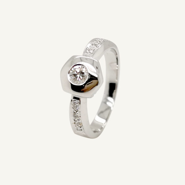 18K White Gold Diamond Ring