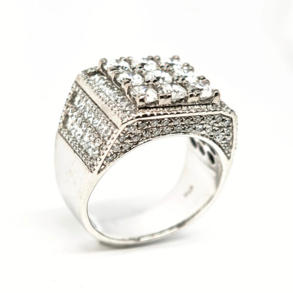 750 White Gold Diamond Ring