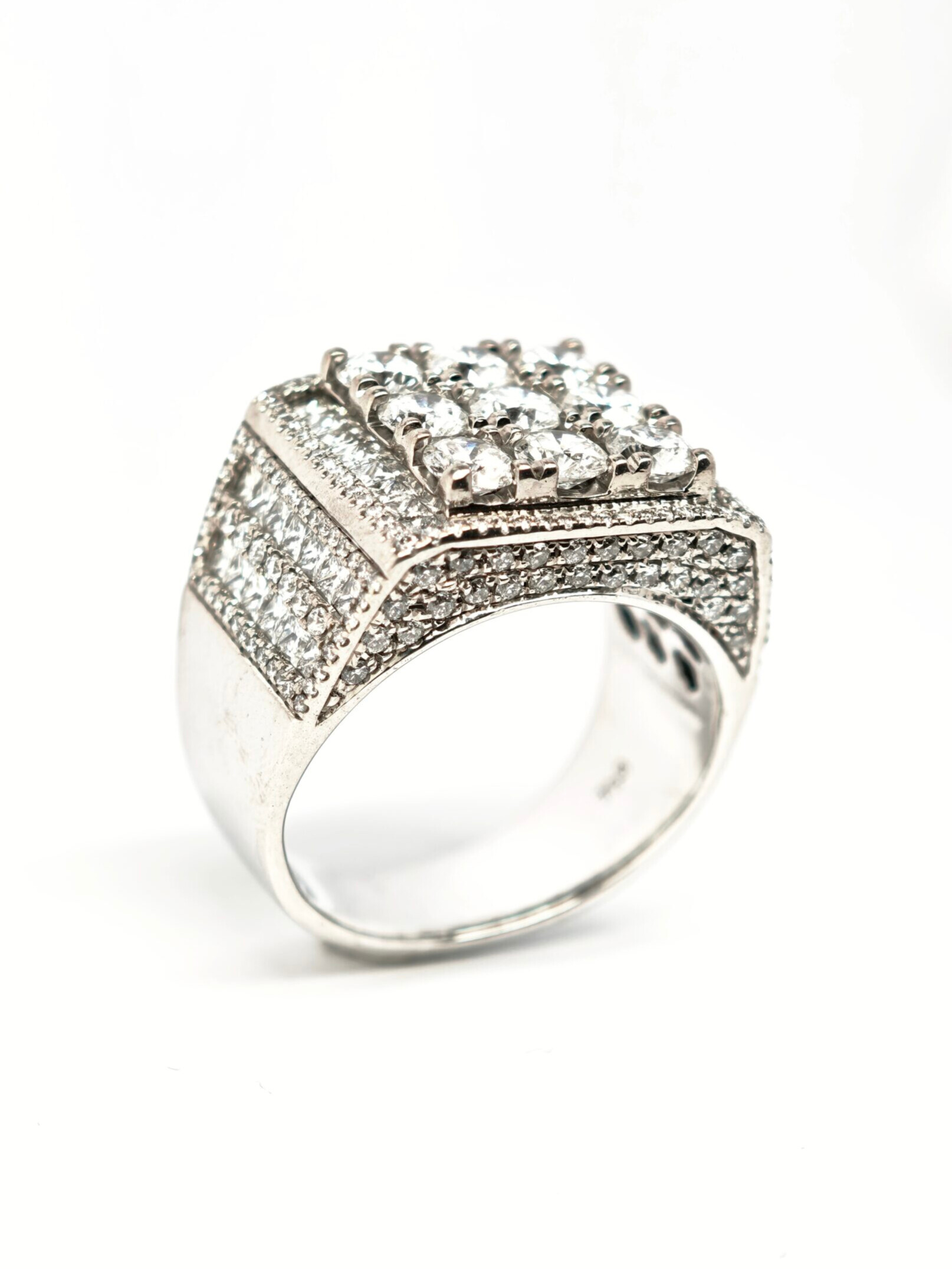 750 White Gold Diamond Ring