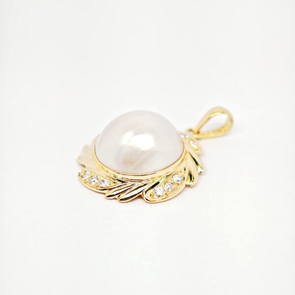 18K Yellow Gold Mother of Pearl & Cubiczieconia Pendant