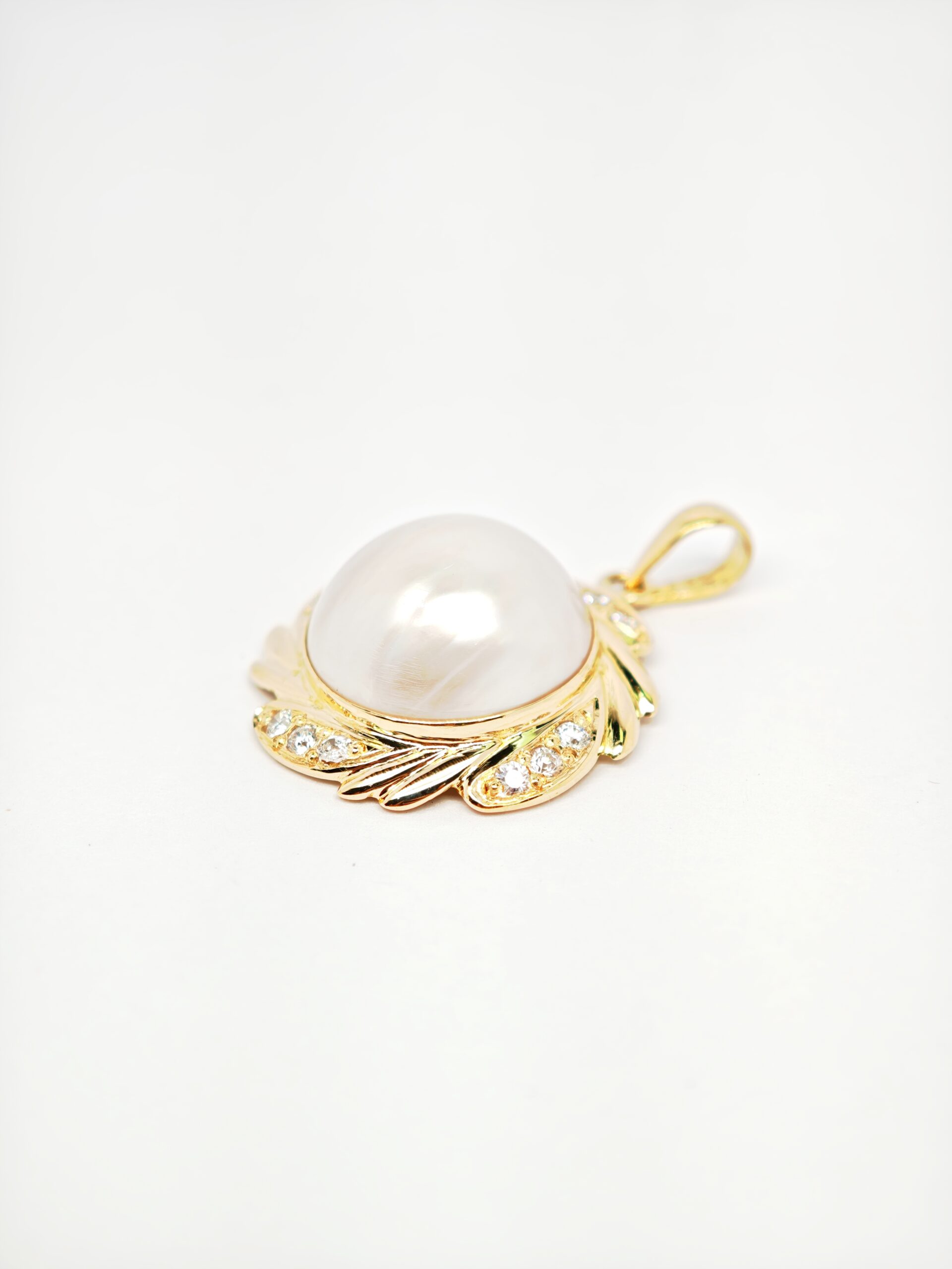 18K Yellow Gold Mother of Pearl & Cubiczieconia Pendant