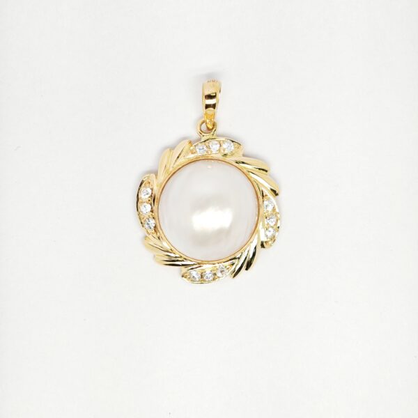 18K Yellow Gold Mother of Pearl & Cubiczieconia Pendant