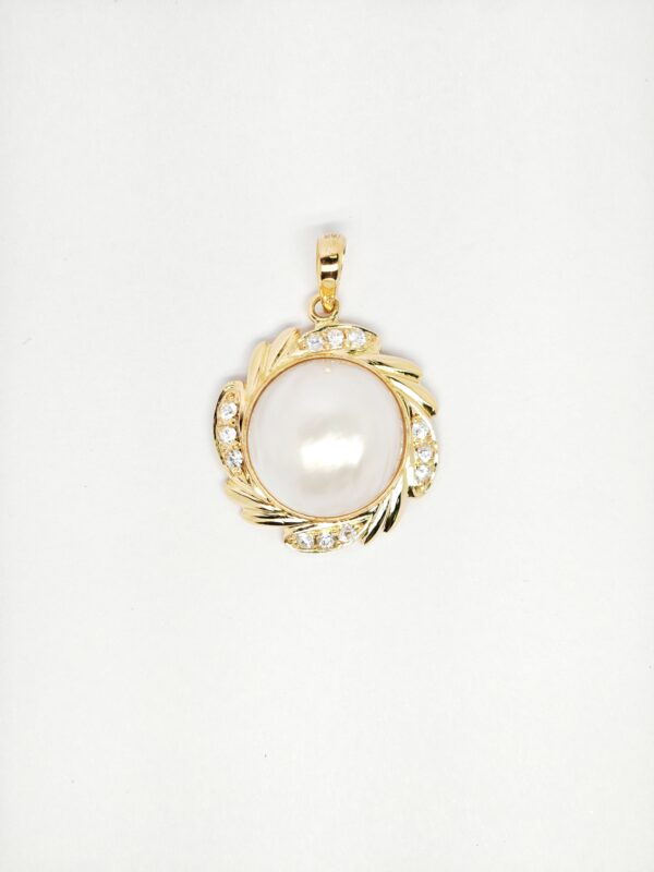 18K Yellow Gold Mother of Pearl & Cubiczieconia Pendant