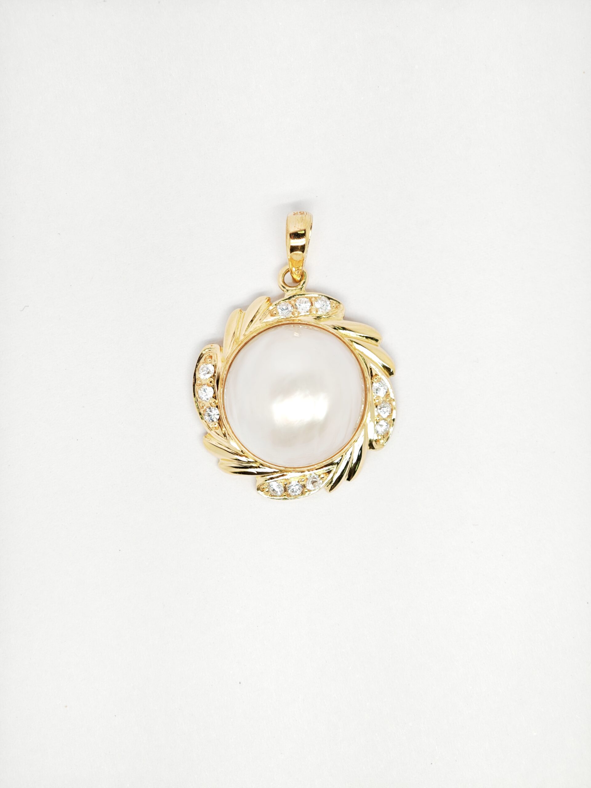 18K Yellow Gold Mother of Pearl & Cubiczieconia Pendant