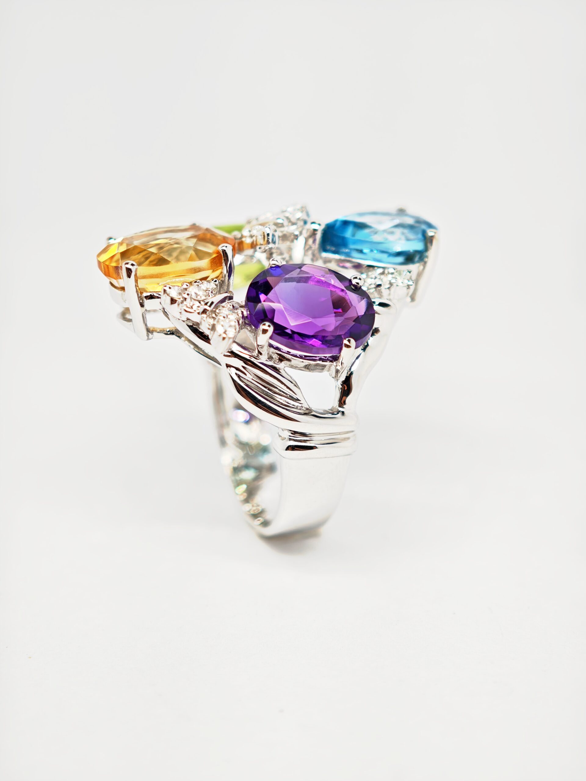 18K White Gold Diamond & Semi Preciou Stone Ring